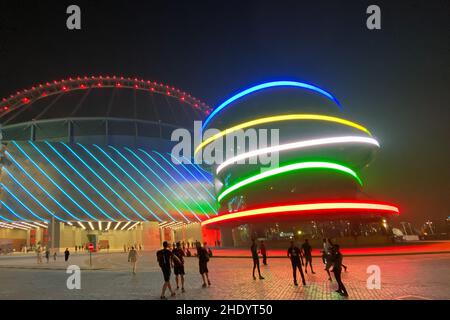 Doha, Qatar – 1 octobre 2019 : façade colorée du stade international Khalifa illuminé à Doha, Qatar, la nuit Banque D'Images