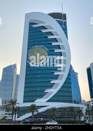 Doha, Qatar – 3 octobre 2019 : Tour de la Banque de Doha avec publicité célébrant 40 ans contre le ciel bleu Banque D'Images
