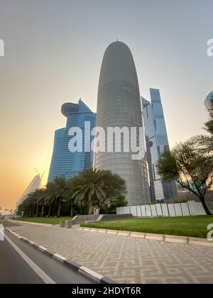 Doha, Qatar – 3 octobre 2019 : vue à angle bas de la Tour de Doha de Burj contre le ciel bleu au coucher du soleil Banque D'Images