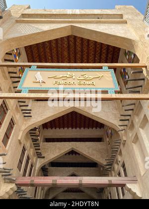 Doha, Qatar – 5 octobre 2019 : vue à angle bas de l'entrée de Falcon Souq Banque D'Images