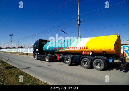 Senkata, El Alto, Bolivie. 13th novembre 2021. Un camion-citerne avec « combustible de colère » en espagnol peint sur le côté du réservoir à l'extérieur de l'usine de combustible de Senkata à El Alto. Yacimientos Petrolíferos Fiscales Bolivianos (YPFB, la compagnie d'État bolivienne de pétrole / hydrocarbures) ont une grande raffinerie et une grande usine de stockage ici: C'est aussi le centre de distribution pour fournir la Paz, El Alto et la région environnante. Banque D'Images