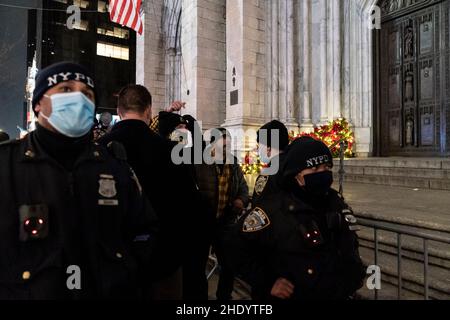 New York, États-Unis.06th janvier 2022.Un petit groupe de partisans de Trump se réunissaient devant la cathédrale Saint-Patrick pour y célébrer l'anniversaire de l'insurrection, ils étaient confrontés à un petit groupe de membres Unis contre le racisme et le fascisme-NYC.Les policiers ont rapidement séparé deux groupes pour éviter les combats physiques.Les membres de deux groupes se criaient l'un à l'autre pendant environ une heure et après cela s'est dispersé.Les partisans de Trump ont allumé des cnadles et chantent des hymne national ainsi que des prières.(Photo de Lev Radin/Pacific Press) crédit: Pacific Press Media production Corp./Alay Live News Banque D'Images