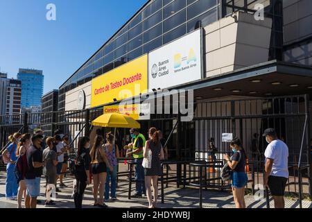 Ciudad de Buenos Aires, Argentine.6th janvier 2022.Les citoyens entrent au test Covid-19 (Credit image: © Esteban Osorio/Pacific Press via ZUMA Press Wire) Banque D'Images