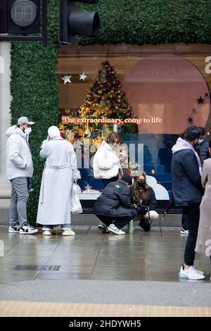 Les gens font la queue devant le grand magasin Selfridges avant l'ouverture le lendemain de Noël à Oxford Street à Londres. Banque D'Images