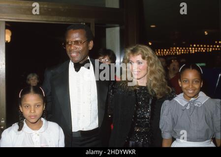 ***PHOTO** Sidney Poitier est décédé.CENTURY CITY, CA - MARS 20: Sidney Poitier, épouse Joanna Shimkus et filles assistent à l'ouverture de «Deamgirls» le 20 mars 1983 au théâtre Shubert de Century City, Californie crédit: Ralph Dominguez/MediaPunch crédit: MediaPunch Inc/Alamy Live News Banque D'Images