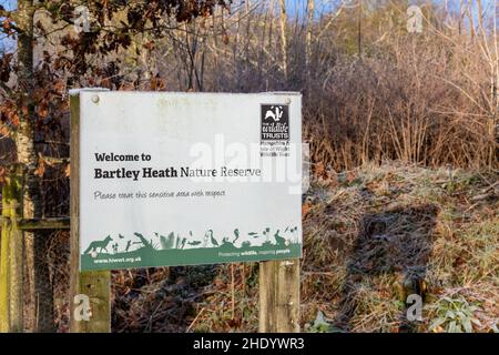 Bartley Heath nature Reserve, Hampshire et Isle of Wight Wildlife Trust signent à la réserve lors d'une journée hivernale glacielle, Hampshire, Angleterre, Royaume-Uni Banque D'Images