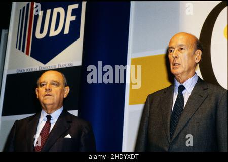 Archives 90ies : ancien président français de la République, Valéry Giscard d'Estaing, accompagné de l'ancien premier ministre Raymond barre, Lyon France, 1995 Banque D'Images