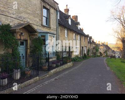 Maisons dans la ville de Burford, Royaume-Uni, dans les Cotswolds.Burford est une ville sur la rivière Windrush, dans les collines des Cotswold. Banque D'Images