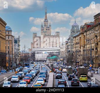 Moscou, Russie - 14 mars 2020 : Garden Ring, vue panoramique de l'embouteillage et du gratte-ciel de Staline.Photo de haute qualité Banque D'Images