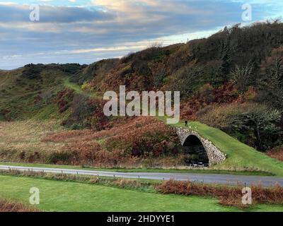 Le vieux pont en pierre sur une petite rivière appelée le Burn of Latheronwheel près du port de Letheronwheel à Caithness, en Écosse. Banque D'Images