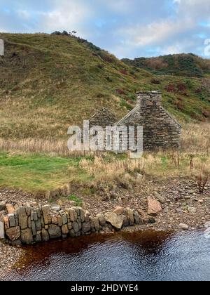 Ruine d'une ancienne maison de crofters par une petite rivière connue sous le nom de Burn of Latheronwheel près de Letheronwheel Harbour à Caithness, en Écosse. Banque D'Images