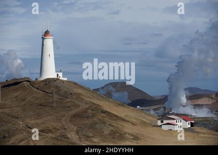 Vue sur le phare de Reykjanviti. Le plus ancien phare d'Islande. Banque D'Images