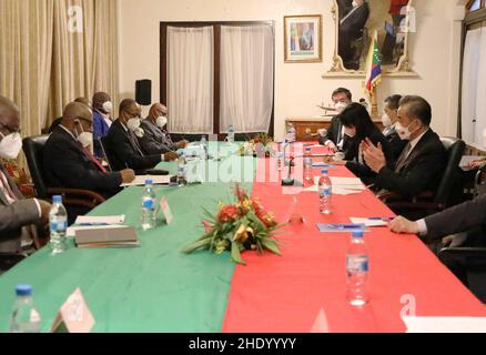 Moroni, Comores.6th janvier 2022.Le Président comorien Azali Assoumani rencontre le Conseiller d'Etat chinois et Ministre des Affaires étrangères Wang Yi à Moroni, Comores, le 6 janvier 2022.Credit: Dong Jianghui/Xinhua/Alay Live News Banque D'Images