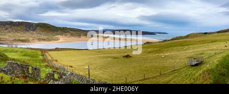 Le Kyle de Tongue et Tongue Bay - un lac de mer peu profond dans Sutherland, dans le nord-ouest de l'Écosse.Le village de Tongue est situé sur le SH oriental de Kyle Banque D'Images