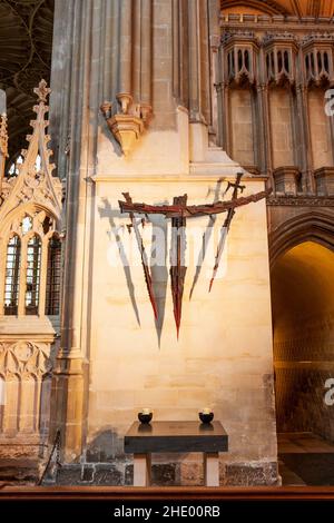 Le martyre, site où l'archevêque Thomas becket a été assassiné.Altra avec la sculpture de 2 épées avec des bouts reddidés et l'éclairage pour former l'ombre d'épée Banque D'Images