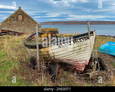 Port de Castletown avec Dunnet Head au loin.Caithness sur la côte nord de l'Écosse.Dunnet Head est le point le plus au nord du m britannique Banque D'Images