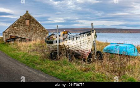 Port de Castletown avec Dunnet Head au loin.Caithness sur la côte nord de l'Écosse.Dunnet Head est le point le plus au nord du m britannique Banque D'Images