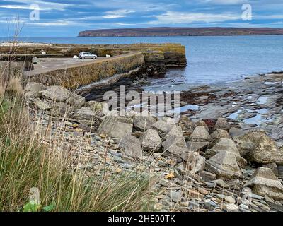 Port de Castletown avec Dunnet Head au loin.Caithness sur la côte nord de l'Écosse.Dunnet Head est le point le plus au nord du m britannique Banque D'Images