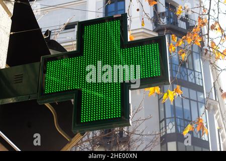 éclairage à del en croix vert pour la pharmacie Banque D'Images