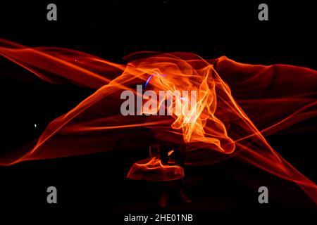 Boule de feu orange isolée sur fond noir Banque D'Images