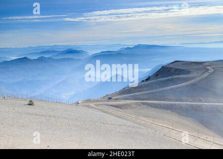 France, Vaucluse, Parc naturel régional du Mont Ventoux, Bedoin, Mont Ventoux, côté sud, route D974 // France, Vaucluse (84), Parc naturel régional du M Banque D'Images