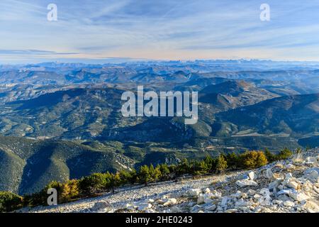 France, Vaucluse, Parc naturel régional du Mont Ventoux, Brantes, les Monts de Vaucluse et les Dentelles de Montmirail loin du Mont Ventoux // France, Banque D'Images