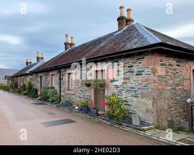 Rangée de cottages traditionnels en pierre à Luss sur les rives du Loch Lomond, en Écosse. Banque D'Images