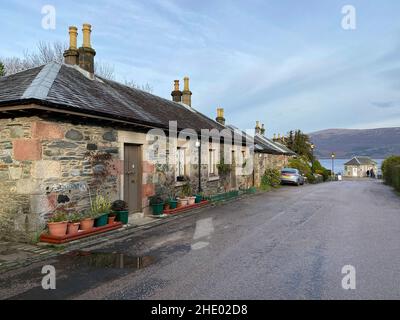 Rangée de cottages traditionnels en pierre à Luss sur les rives du Loch Lomond, en Écosse. Banque D'Images