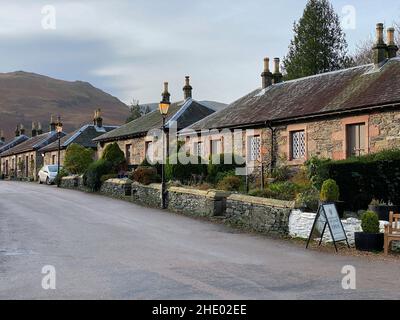 Rangée de cottages traditionnels en pierre à Luss sur les rives du Loch Lomond, en Écosse. Banque D'Images