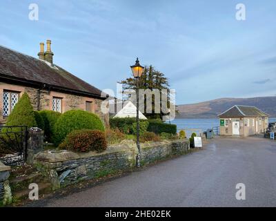 Rangée de cottages traditionnels en pierre à Luss sur les rives du Loch Lomond, en Écosse. Banque D'Images