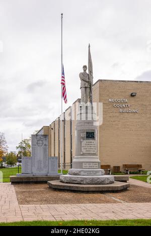 Big Rapids, Michigan, États-Unis - 22 octobre 2021 : le Mecosta County Building et c'est le monument de la guerre civile Banque D'Images