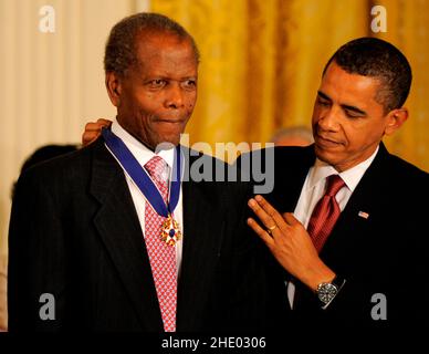 Washington, DC - le 12 août 2009 -- le président des États-Unis Barack Obama (R) présente l'acteur lauréat du prix de l'Académie Sidney Poitier la Médaille de la liberté 2009, la plus haute distinction civile de l'Amérique, dans la salle est de la Maison Blanche à Washington, DC, USA le 12 août 2009.Crédit : Mike Theiler/CNP Banque D'Images