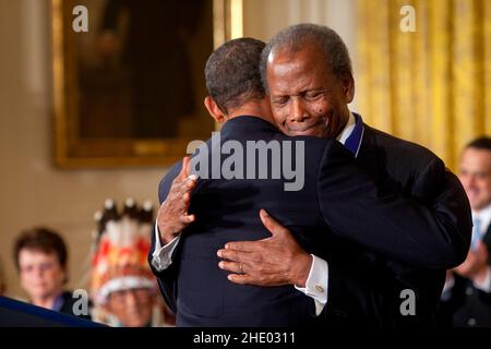 Washington, DC - le 12 août 2009 -- le président des États-Unis Barack Obama s'est fait le porte-parole de l'acteur Sidney Poitier, lauréat de la Médaille présidentielle de la liberté, lors de la cérémonie de remise des prix dans la salle est de la Maison Blanche, le 12 août 2009.Crédit obligatoire: Pete Souza - Maison Blanche via CNP Banque D'Images