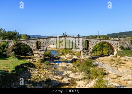 France, Vaucluse, Parc naturel régional du Luberon (Parc naturel régional du Luberon), Bonnieux, le Pont Julien Pont romain en pierre traditionnellement Banque D'Images