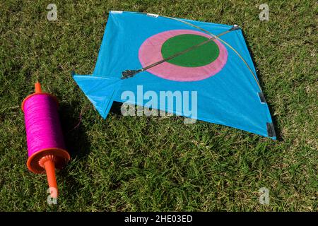 Sankranti kites patang vol à l'extérieur.Cerfs-volants colorés pendant le festival de cerf-volant.Fête du Makar sankranti.Cerfs-volants au sol Banque D'Images