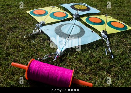 Sankranti kites patang vol à l'extérieur.Cerfs-volants colorés pendant le festival de cerf-volant.Fête du Makar sankranti.Cerfs-volants au sol Banque D'Images