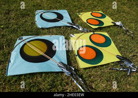 Sankranti kites patang vol à l'extérieur.Cerfs-volants colorés pendant le festival de cerf-volant.Fête du Makar sankranti.Cerfs-volants au sol Banque D'Images