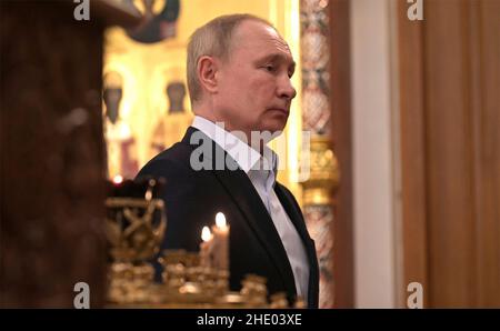 Novo-Ogaryovo, Russie.06th janvier 2022.Le président russe Vladimir Poutine assiste à la messe orthodoxe de la veille de Noël à l'église du Mandylion à Novo-Ogaryovo, le 6 janvier 2022 en dehors de Moscou, en Russie.Credit: Alexei Nikolsky/Kremlin Pool/Alay Live News Banque D'Images