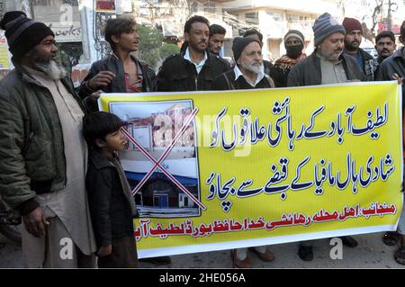 Les résidents de Latifabad tiennent une manifestation contre les salles de mariage Mafia, à Hyderabad, le vendredi 07 janvier 2022. Banque D'Images