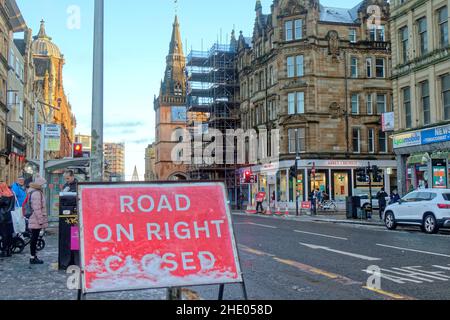 Glasgow, Écosse, Royaume-Uni.7th janvier 2022.Nouveau lot de films de Batgirl les plus récents étant donné que les fermetures de routes sont en place, les magasins étant construits avec des façades américaines et la sécurité sur l'ensemble.La rue King et la rue Parnie ainsi que la voie de la tonntine sont en train de se transformer avec de nouveaux magasins et de nouveaux décors en construction, tandis que Glasgow Cross prépare à avoir la chauve-souris mobile au-delà de son impressionnante tour de l'horloge tontine, du bâtiment art déco et de mercat Cross.Crédit : gerard ferry/Alay Live News Banque D'Images