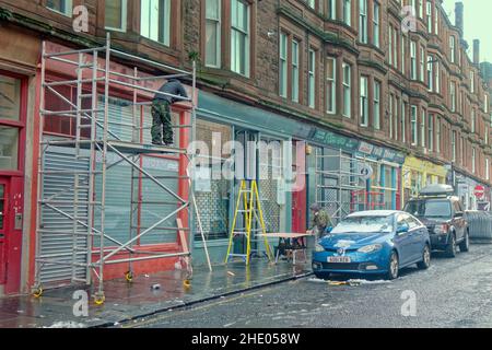 Glasgow, Écosse, Royaume-Uni.7th janvier 2022.Nouveau lot de films de Batgirl les plus récents étant donné que les fermetures de routes sont en place, les magasins étant construits avec des façades américaines et la sécurité sur l'ensemble.La rue King et la rue Parnie ainsi que la voie de la tonntine sont en train de se transformer avec de nouveaux magasins et de nouveaux décors en construction, tandis que Glasgow Cross prépare à avoir la chauve-souris mobile au-delà de son impressionnante tour de l'horloge tontine, du bâtiment art déco et de mercat Cross.Crédit : gerard ferry/Alay Live News Banque D'Images