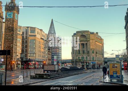 Glasgow, Écosse, Royaume-Uni.7th janvier 2022.Nouveau lot de films de Batgirl les plus récents étant donné que les fermetures de routes sont en place, les magasins étant construits avec des façades américaines et la sécurité sur l'ensemble.La rue King et la rue Parnie ainsi que la voie de la tonntine sont en train de se transformer avec de nouveaux magasins et de nouveaux décors en construction, tandis que Glasgow Cross prépare à avoir la chauve-souris mobile au-delà de son impressionnante tour de l'horloge tontine, du bâtiment art déco et de mercat Cross.Crédit : gerard ferry/Alay Live News Banque D'Images