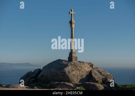 Vue panoramique sur une Sainte croix à Cape Finisterre, Espagne Banque D'Images