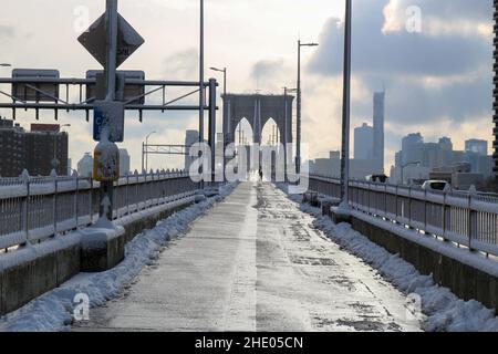 New York, New York, États-Unis.7th janvier 2022.Le pont de Brooklyn est vu pendant la première neige de la saison à New York le 7 janvier 2022.(Credit image: © Ryan Rahman/Pacific Press via ZUMA Press Wire) Banque D'Images