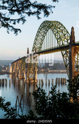 Yaquina Bay Bridge ; pont Arch ; traverse Yaquina Bay au sud de Newport ; Oregon ; États-Unis Banque D'Images