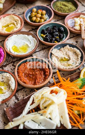 Village turc traditionnel petit déjeuner sur la table en céramique avec pâtisseries, légumes, légumes verts, pâtes à tartiner, fromages,œufs frits, confitures.Vue de dessus Banque D'Images