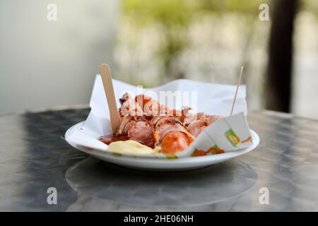 Saucisses grillées à la moutarde, ketchup servi dans une assiette. Banque D'Images