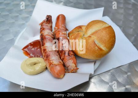 Saucisses grillées à la moutarde, ketchup servi dans une assiette. Banque D'Images