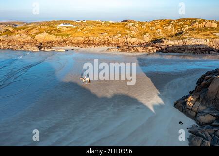 La magnifique baie de Cloughglass et la plage de Burtonport dans le comté de Donegal - Irlande. Banque D'Images