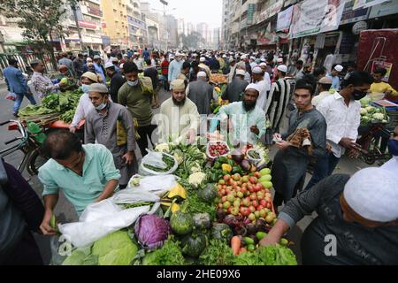 Le peuple bangladais trônait un marché de vacances sans prendre soin de distancer physiquement crucial pour vérifier la propagation du coronavirus (COVID-19), à Dhaka, au Bangladesh, le 7 janvier 2022.Le Bangladesh a signalé une forte augmentation des infections à COVID-19 et des décès liés au virus au cours de la dernière semaine, en raison des craintes que la variante d'omicron se propage dans tout le pays.Photo de Kanti Das Suvra/ABACAPRESS.COM Banque D'Images